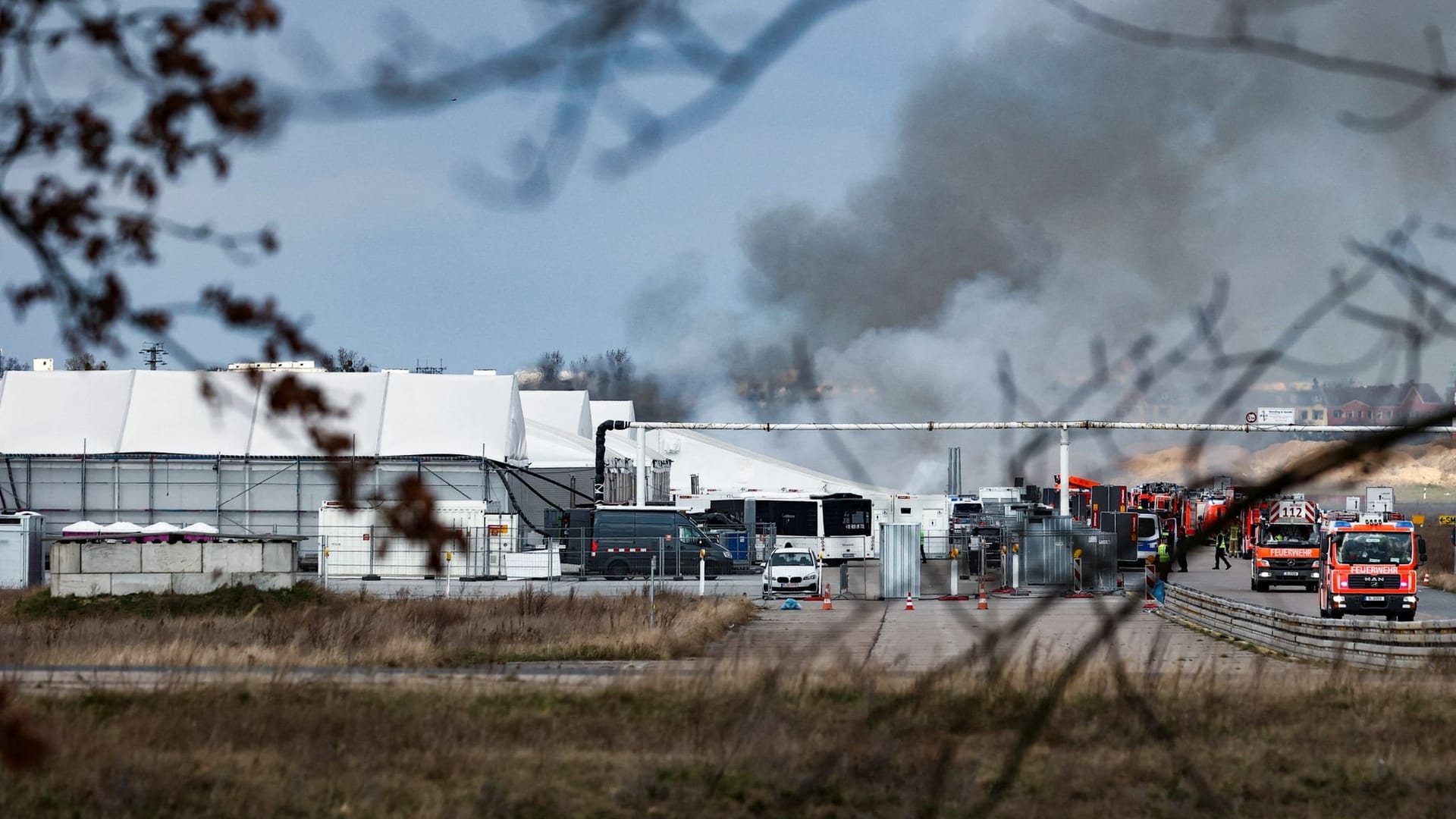 Feuerwehr am Einsatzort: Rauchwolken waren kilometerweit über Berlin zu sehen.