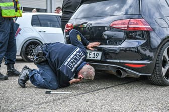 Ein Polizist nimmt am sogenannten "Car-Freitag" ein Auto unter die Lupe: Auch in diesem Jahr wollen die Beamten wieder gegen Poser vorgehen.
