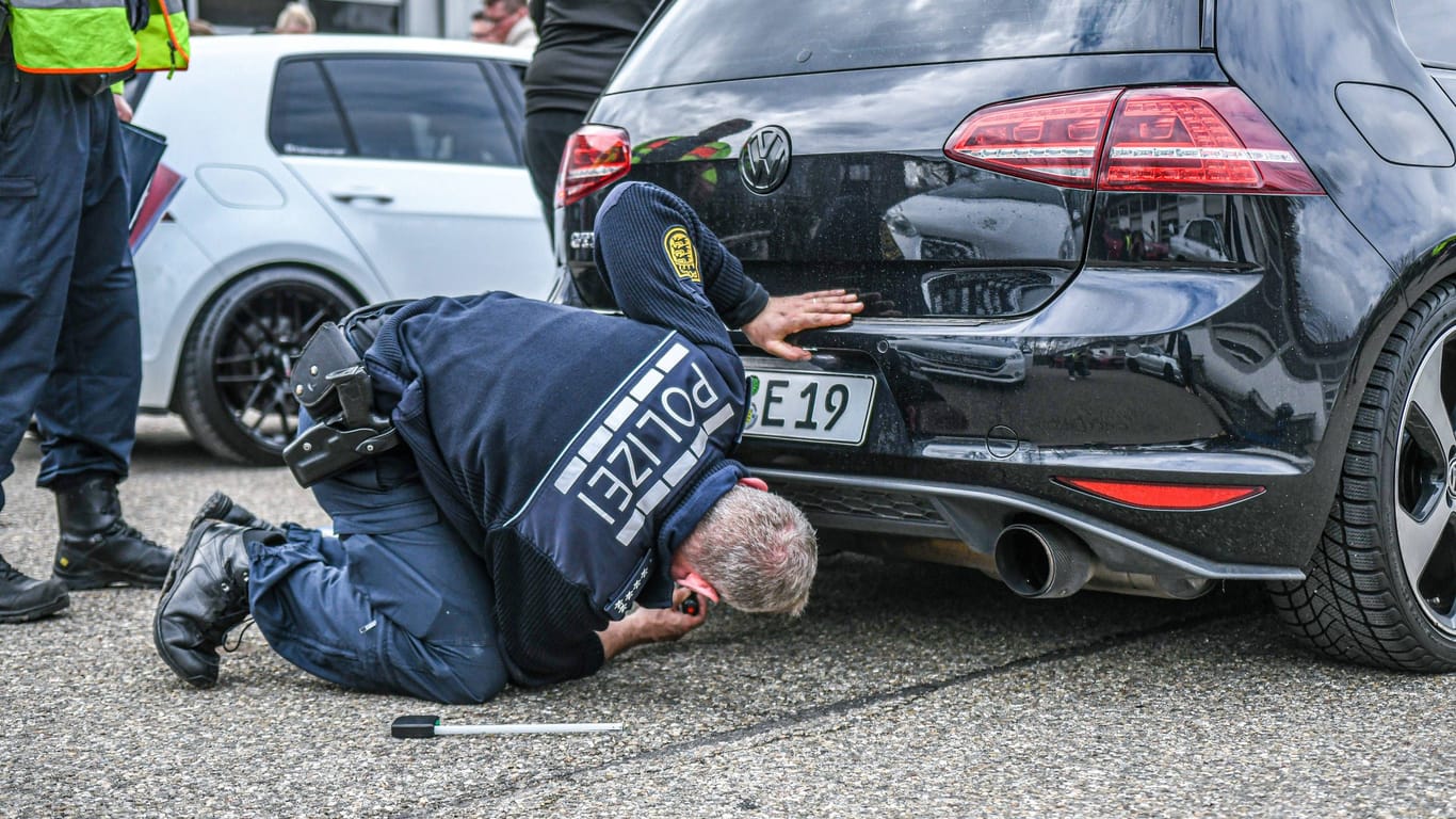 Ein Polizist nimmt am sogenannten "Car-Freitag" ein Auto unter die Lupe: Auch in diesem Jahr wollen die Beamten wieder gegen Poser vorgehen.