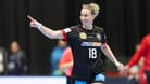 Mia Zschocke: Die Handball-Nationalspielerin bedankt sich nach einem Tor für das Zuspiel.