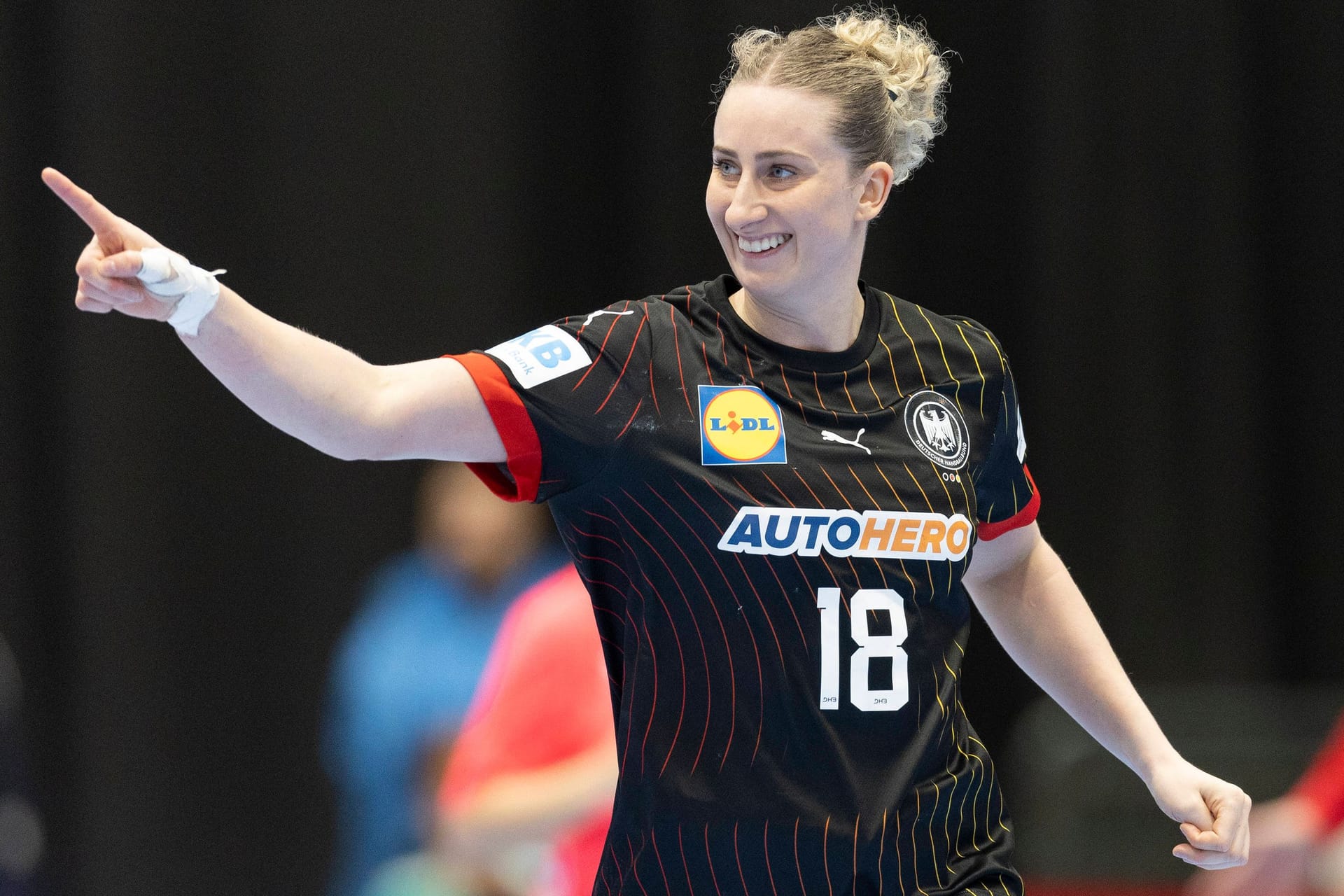 Mia Zschocke: Die Handball-Nationalspielerin bedankt sich nach einem Tor für das Zuspiel.