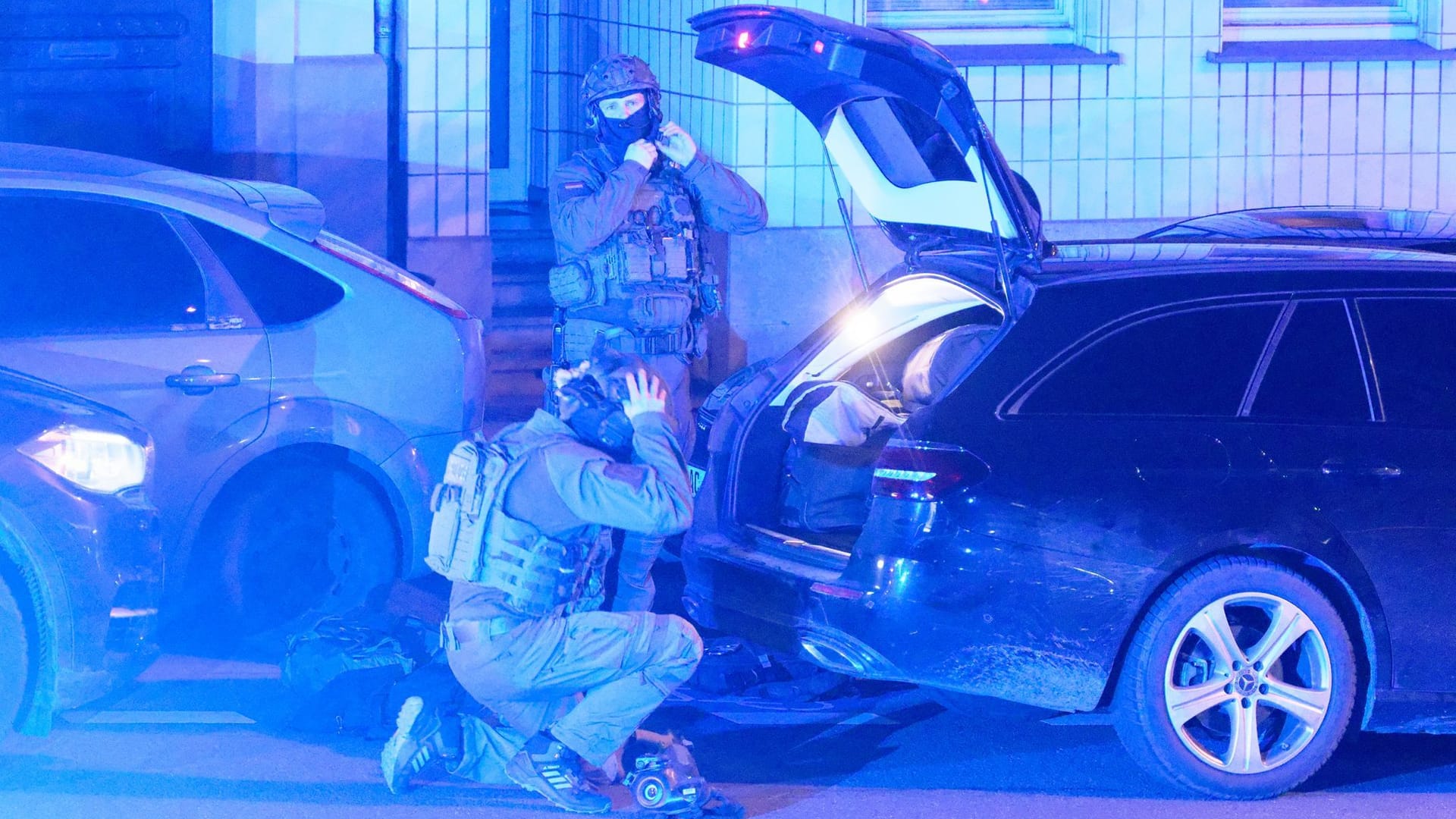 Schwer bewaffnete Polizisten sind vor einem Aachener Krankenhaus im Einsatz.