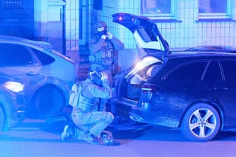 Schwer bewaffnete Polizisten sind vor einem Aachener Krankenhaus im Einsatz.