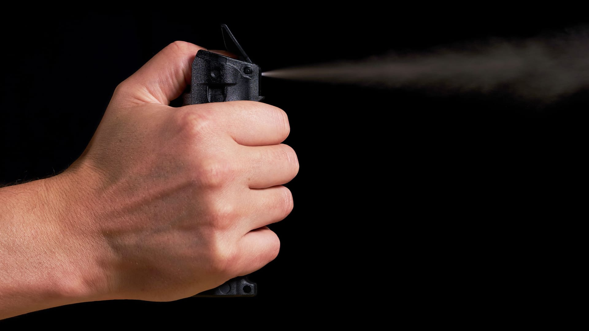 Ein Mann versprüht Pfefferspray (Symbolbild): In einer Schule in Berlin hat wohl jemand Reizgas versprüht. Ein Mann versprüht Pfefferspray (Symbolbild): In einer Schule in Berlin hat wohl jemand Reizgas versprüht.