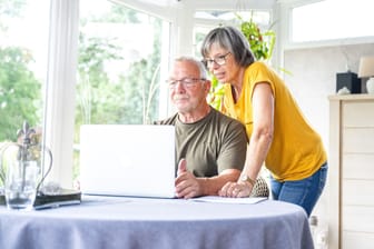 Ein Mann und eine Frau vor einem Laptop