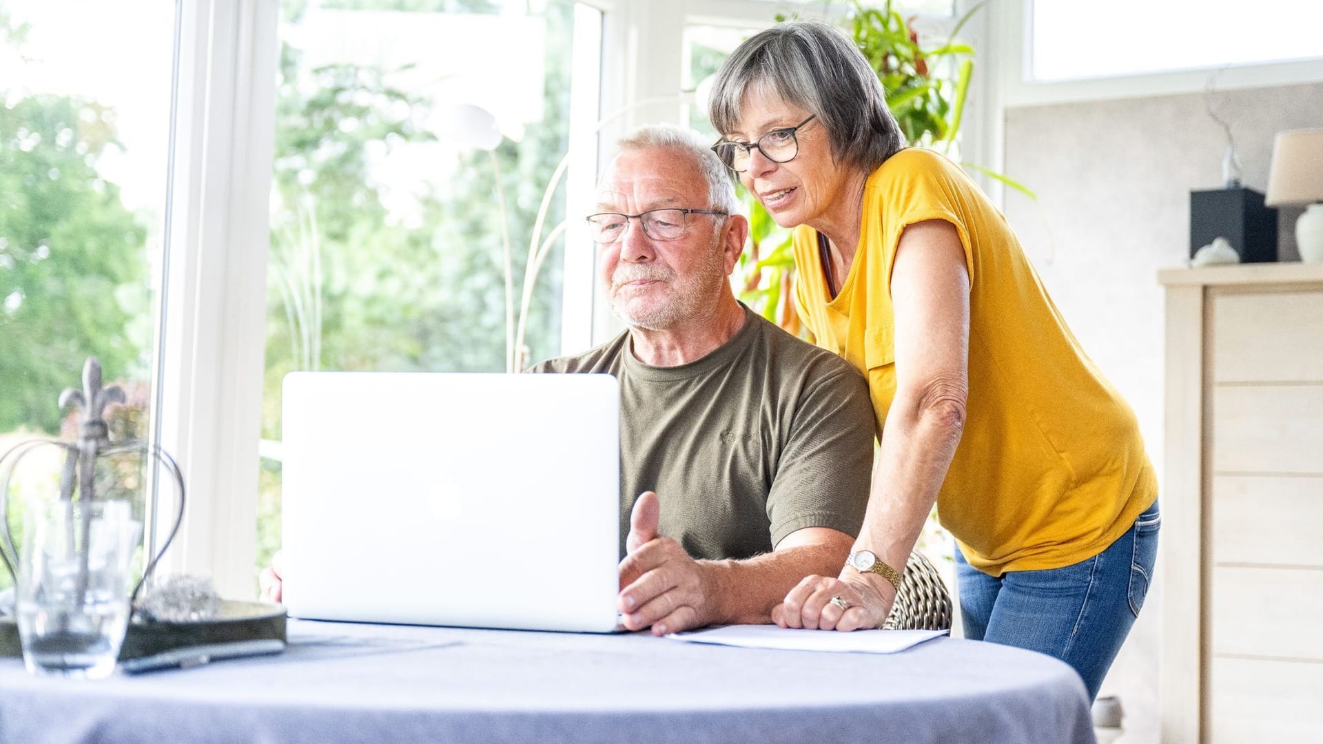 Ein Mann und eine Frau vor einem Laptop