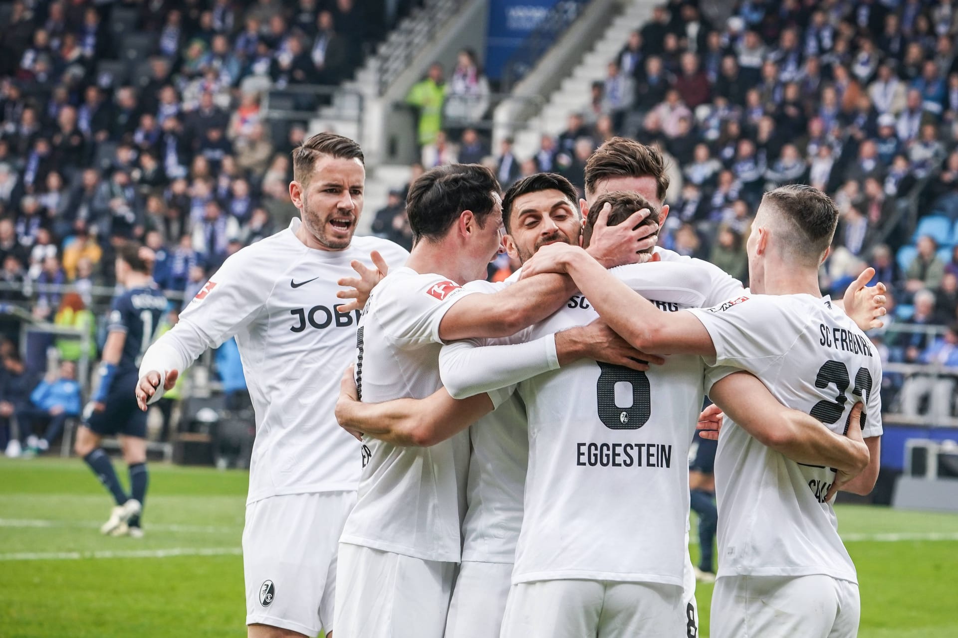 Die Freiburger Spieler jubeln: In der Tabelle stehen sie nun auf Rang acht.