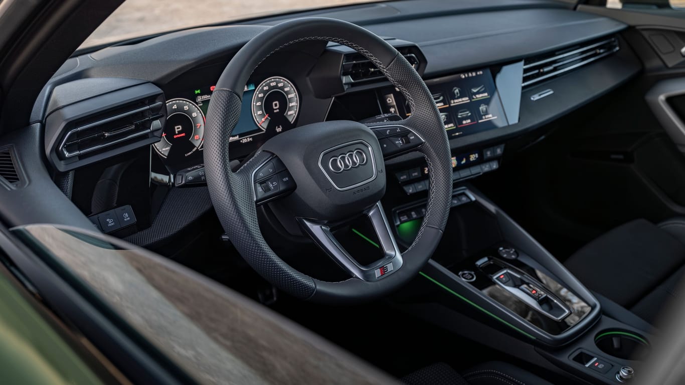 Beleuchtete Cupholder und Sonos-Radio: Auch den Innenraum hat Audi überarbeitet.