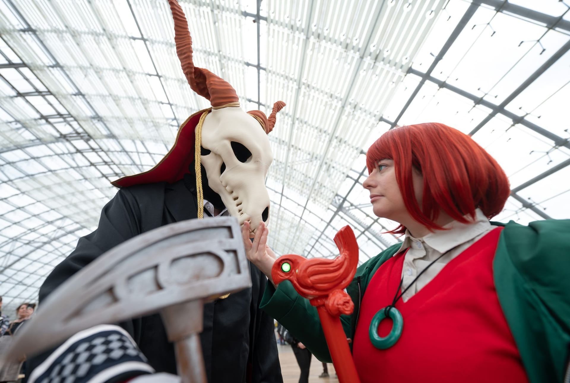 Die Cosplayer Kevin (l) und Martina aus Sachsen-Anhalt, stehen auf der Leipziger Buchmesse.