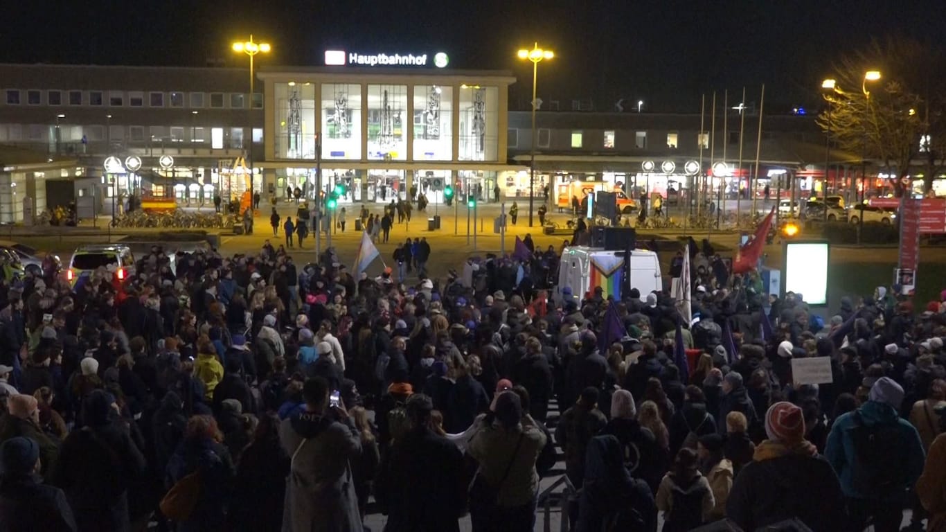An einer Demonstration zum Weltfrauentag nahmen in Dortmund am Donnerstagabend rund 400 Menschen teil.