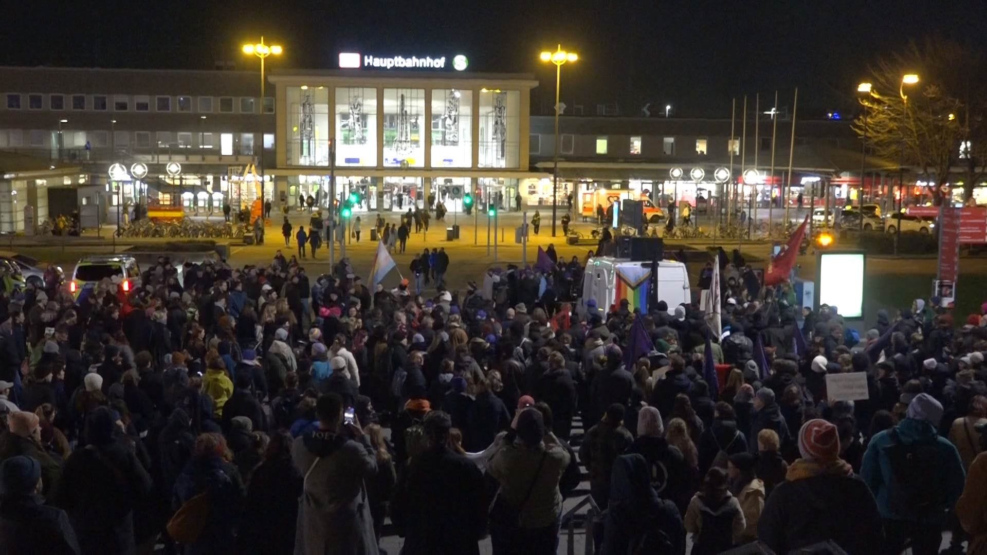 An einer Demonstration zum Weltfrauentag nahmen in Dortmund am Donnerstagabend rund 400 Menschen teil. An einer Demonstration zum Weltfrauentag nahmen in Dortmund am Donnerstagabend rund 400 Menschen teil.