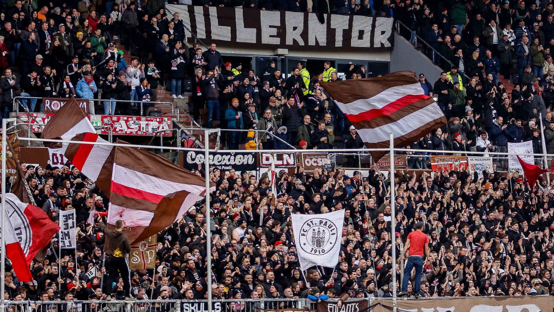 Fans des FC St. Pauli im Millerntorstadion: Die Anhänger müssen sich auf eine Änderung einstellen.