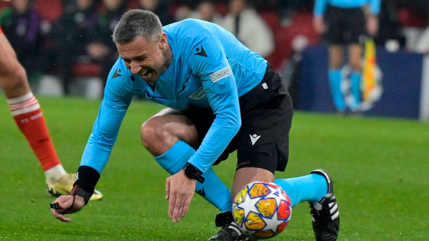 Slavko Vinčić: Der Referee stoppte beim Bayern-Spiel unfreiwillig den Ball.