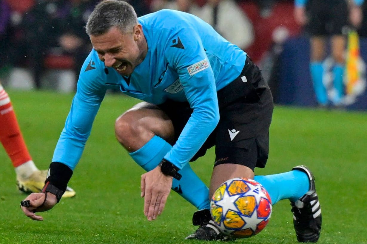 Slavko Vinčić: Der Referee stoppte beim Bayern-Spiel unfreiwillig den Ball.