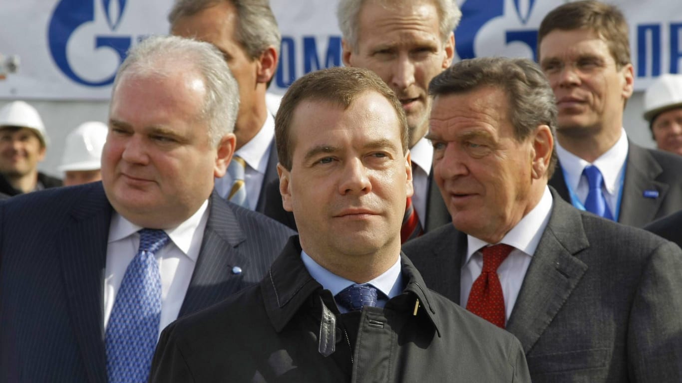 Matthias Warnig (l.) und Schröder (r.) mit Dmitri Medwedew: Gemeinsam zogen sie die Fäden für die Nord-Stream-Pipelines.