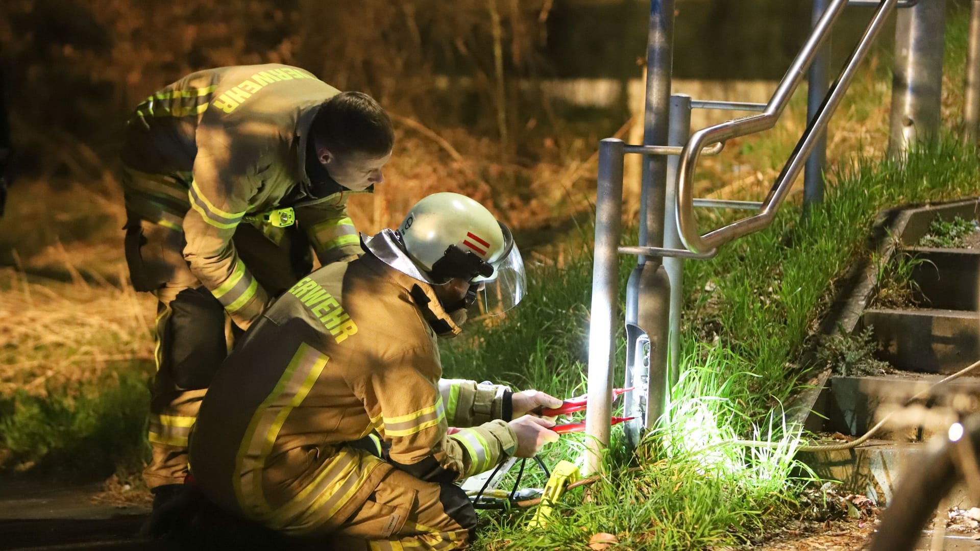 Feuerwehr am Bahnhof Etelsen im Einsatz: Der Zugverkehr musste unterbrochen werden.