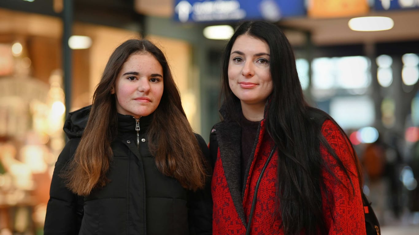 Anastasia Smirnova und ihre Tochter: "In unserer Heimat fallen Bomben und die Züge sind trotzdem pünktlicher."