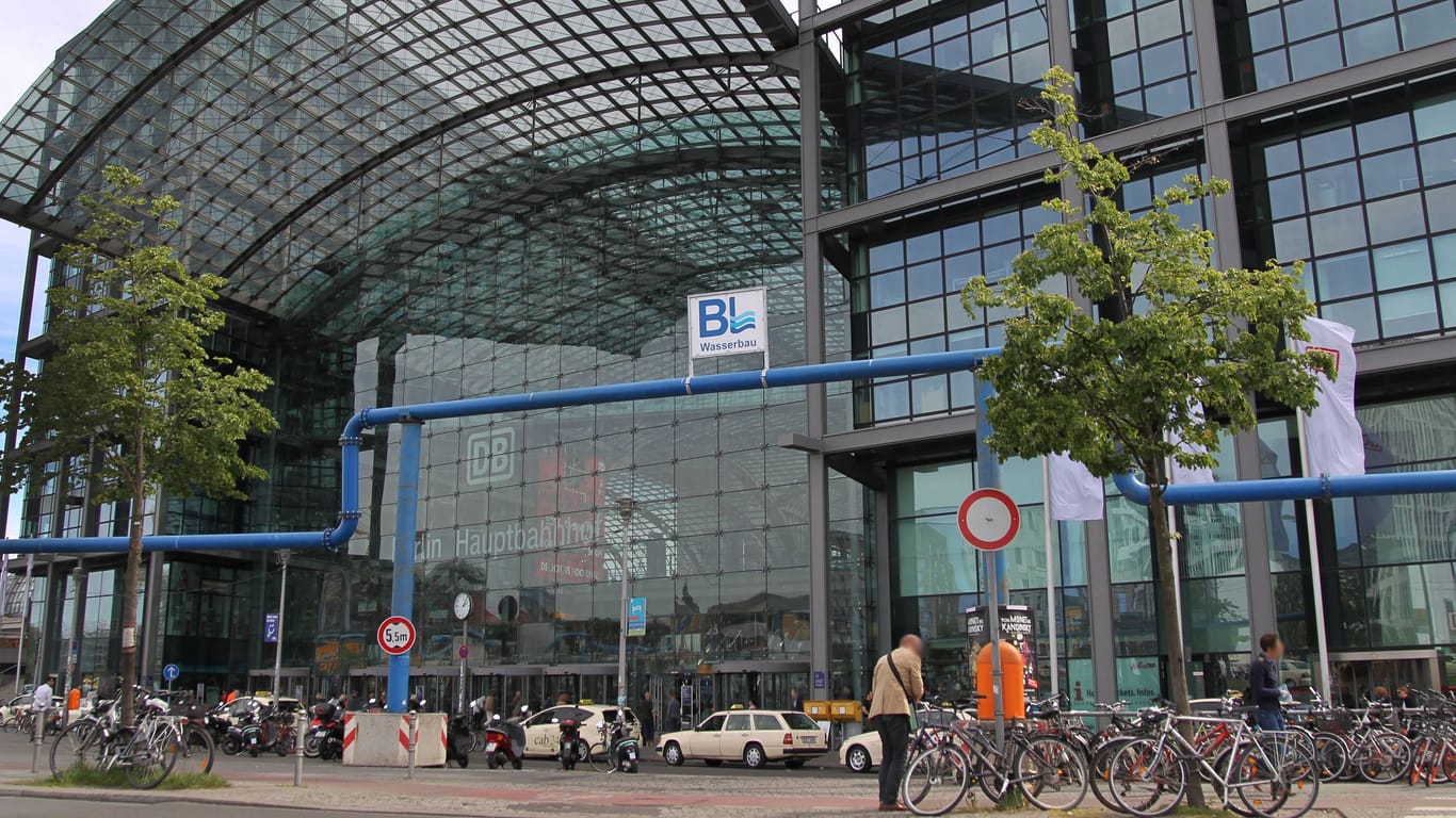 Der Europaplatz am Hauptbahnhof (Archivbild): Taxifahrer dürfen hier zunächst wieder vorfahren.