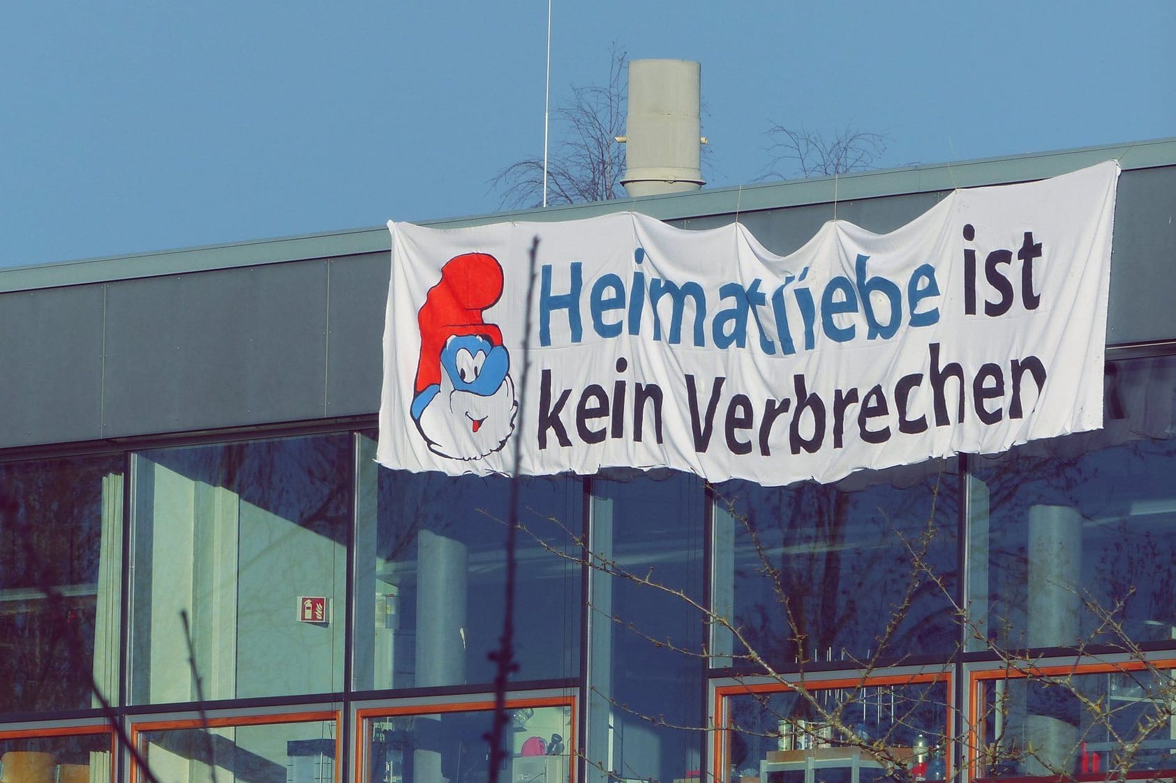 Rechtsextreme hissen Banner an Schule.