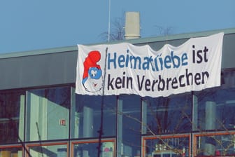 Rechtsextreme hissen Banner an Schule.