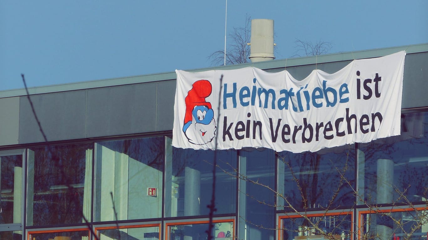 Rechtsextreme hissen Banner an Schule.