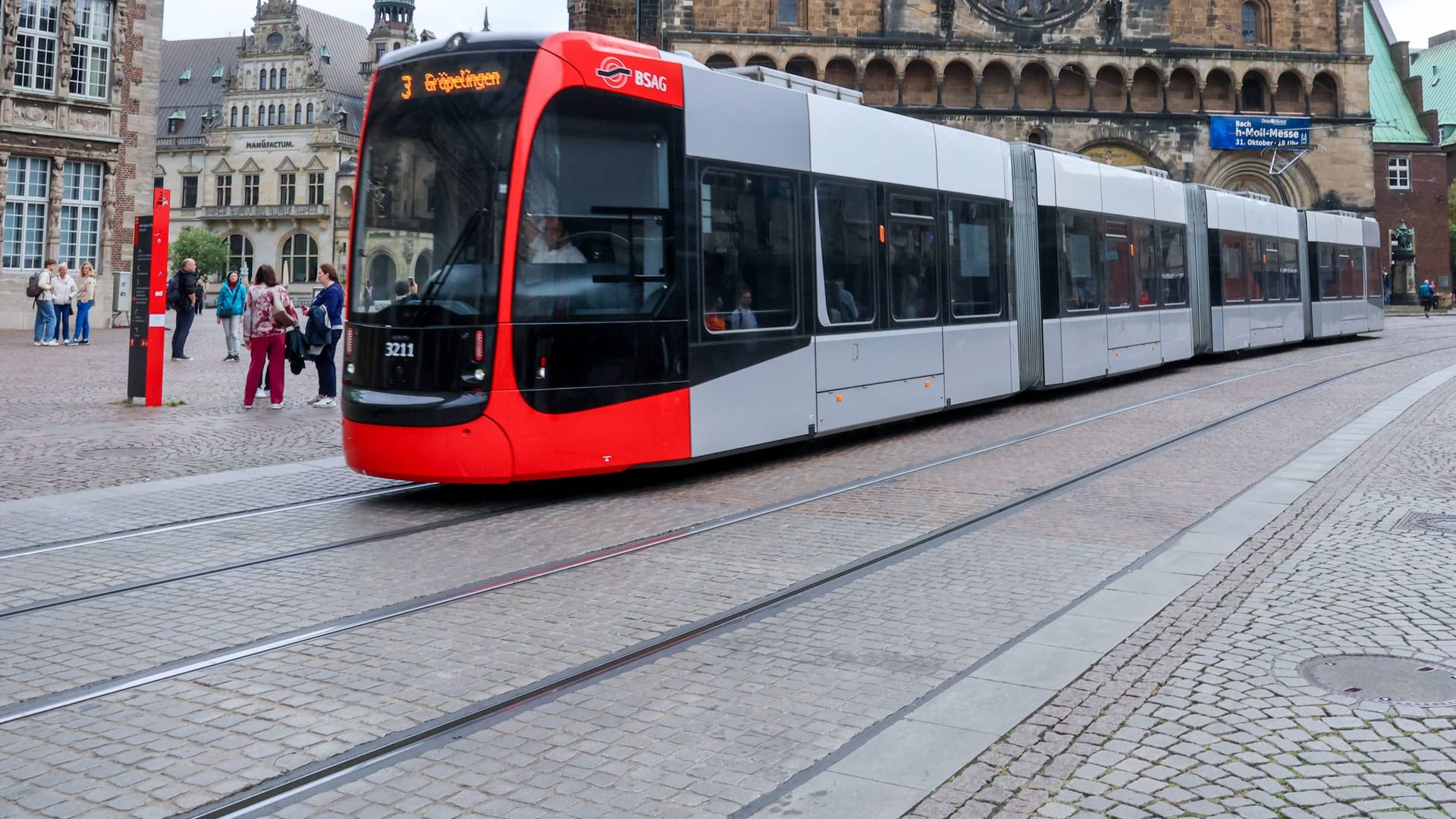 Eine Straßenbahn der Bremer Straßenbahn (Archivbild): Ab Dienstag wird die BSAG erneut bestreikt. Eine Straßenbahn der Bremer Straßenbahn (Archivbild): Ab Dienstag wird die BSAG erneut bestreikt.