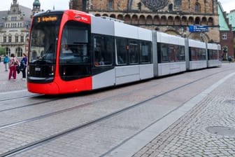 Eine Straßenbahn der Bremer Straßenbahn (Archivbild): Ab Dienstag wird die BSAG erneut bestreikt.