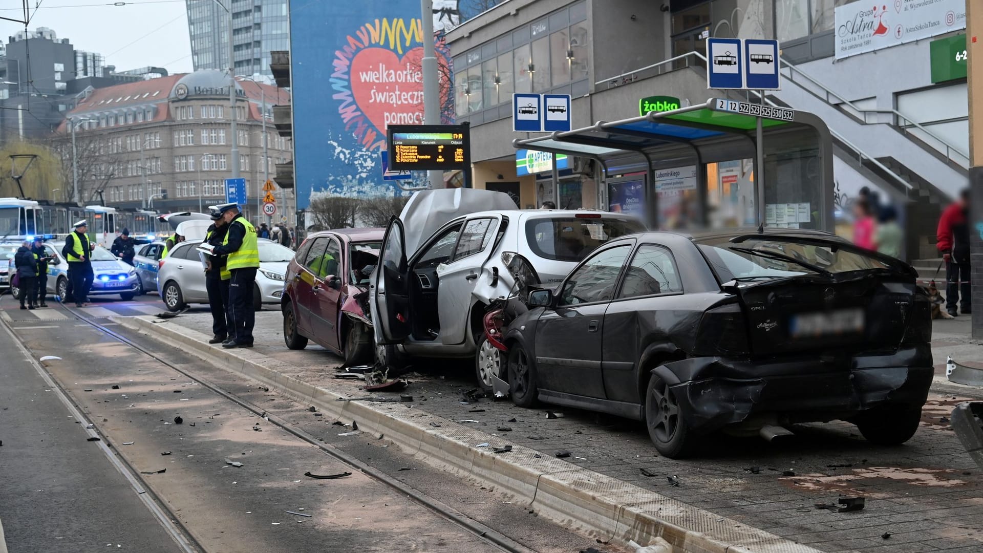 Stettin: Rettungskräfte sind im Einsatz an einer Unfallstelle am Rodlo-Platz. Ein PKW ist an einem Fußgängerüberweg in eine Menschengruppe gerast.