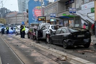 Stettin: Rettungskräfte sind im Einsatz an einer Unfallstelle am Rodlo-Platz. Ein PKW ist an einem Fußgängerüberweg in eine Menschengruppe gerast.