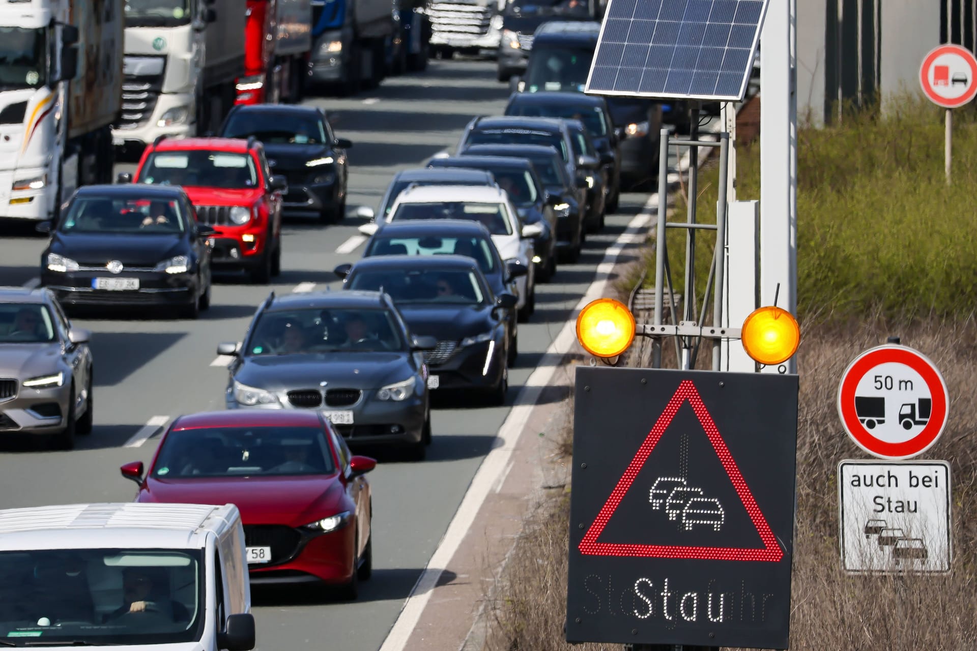 Stau auf einer Autobahn (Symbolbild): Mit Beginn der Osterferien in drei Bundesländern füllt es sich vor allem auf den Nord-Süd-Routen.