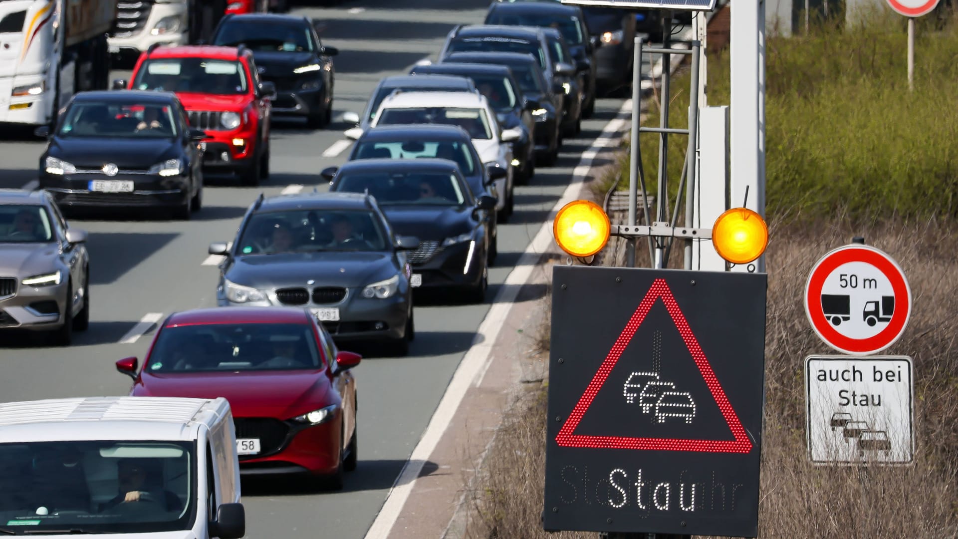 Stau auf einer Autobahn (Symbolbild): Mit Beginn der Osterferien in drei Bundesländern füllt es sich vor allem auf den Nord-Süd-Routen.