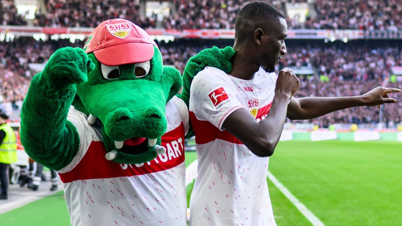 Serhou Guirassy und VfB-Maskottchen "Fritzle" feiern ein Tor gegen Heidenheim: Stuttgart bleibt weiter auf Champions-League-Kurs.