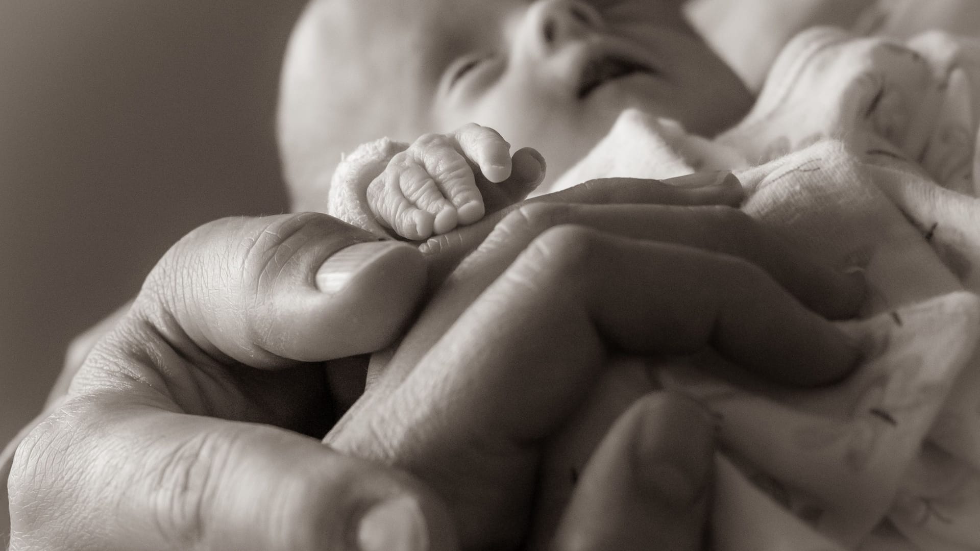 Ein Sternenkind: Wenn ein Baby stirbt, sind Eltern häufig wie in einem Tunnel.