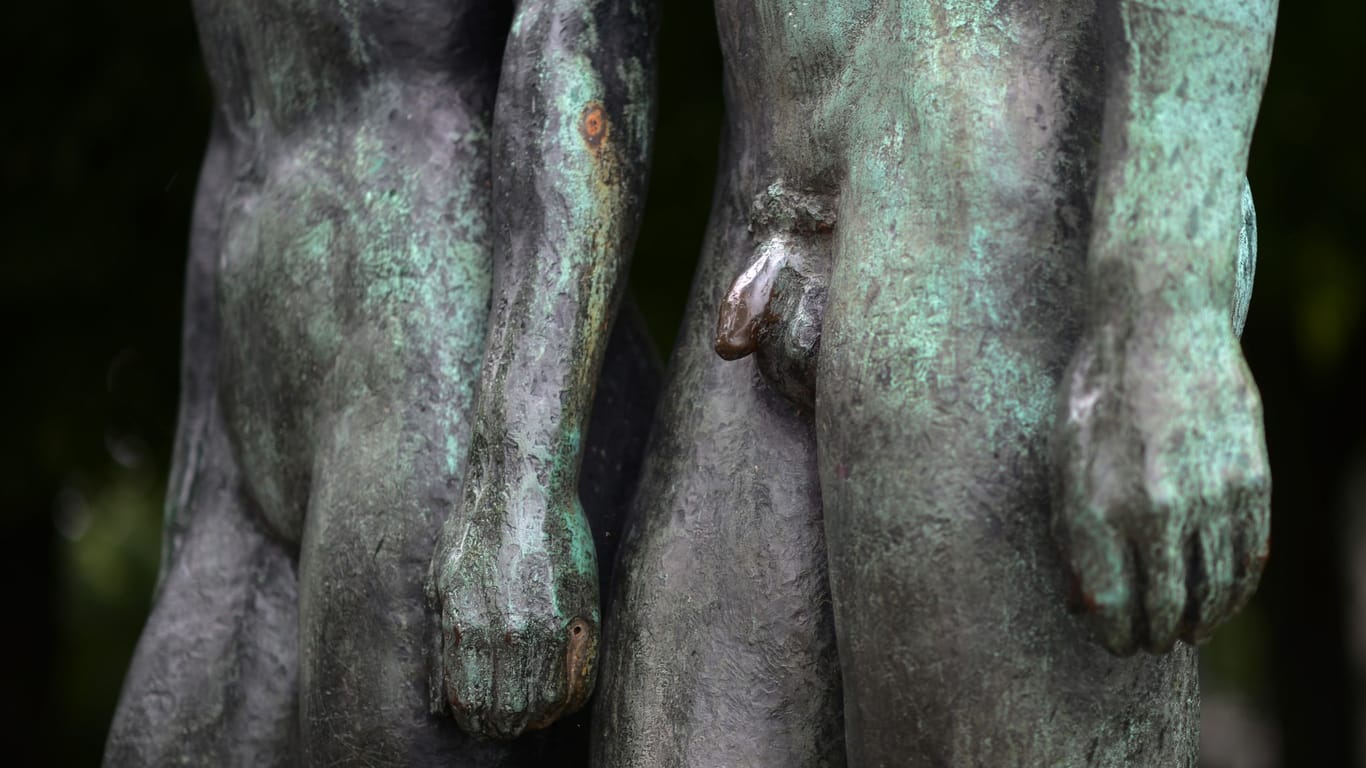 Körpermitte zweier nackter Statuen