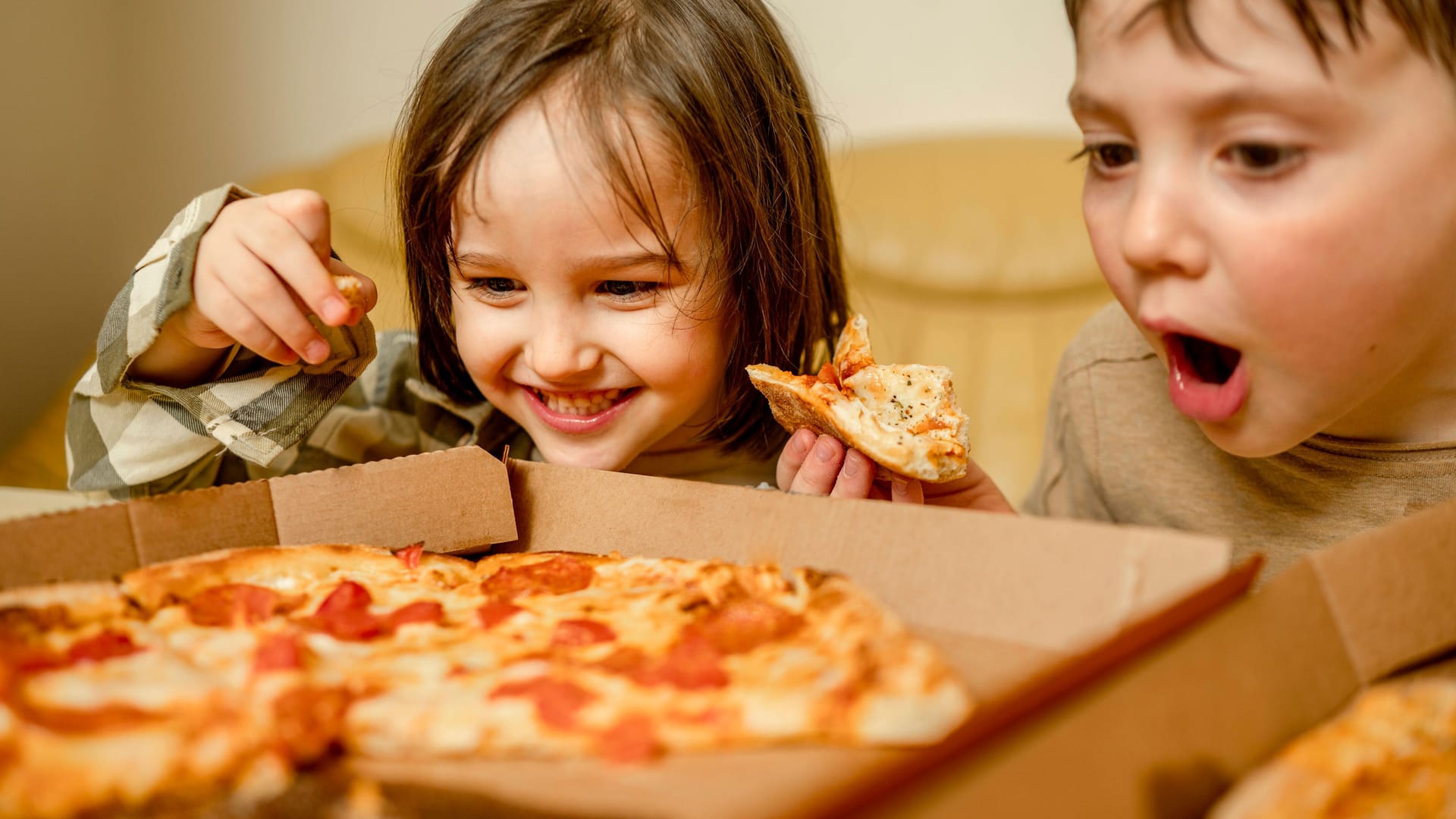 Pizza-Genuss (Symbolbild): Düsseldorfs Pizza-Kunden zeigen sich zufriedener als in Köln.