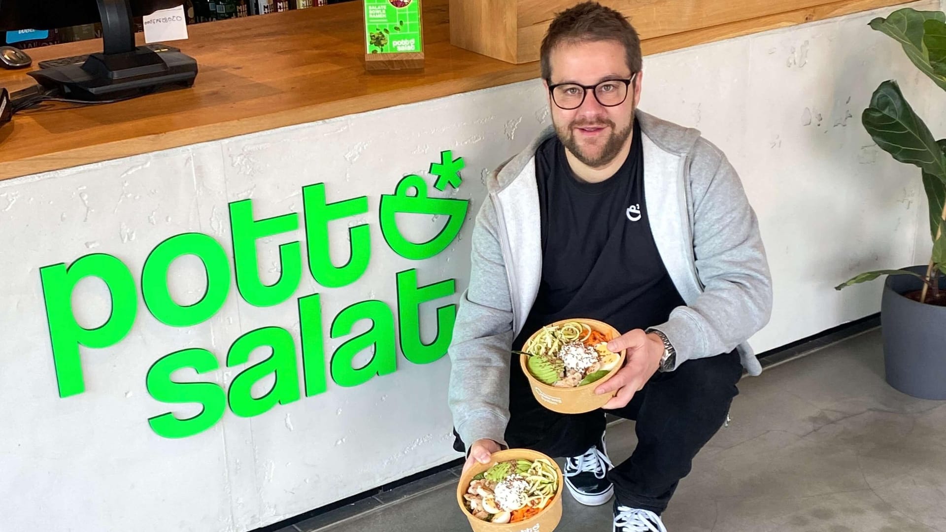 "Pottsalat"-Mitgründer und Geschäftsführer Ben Küstner mit der "Bunt-ist-besser"-Bowl. Das Unternehmen hat die Einnahmen an "Correctiv" gespendet.
