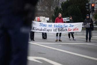 Teilnehmer einer Straßenblockade: Klimaaktivisten am Fritz-Förster-Platz demonstrieren für einen gerechten Klimaschutz in Dresden und im Heidebogen.