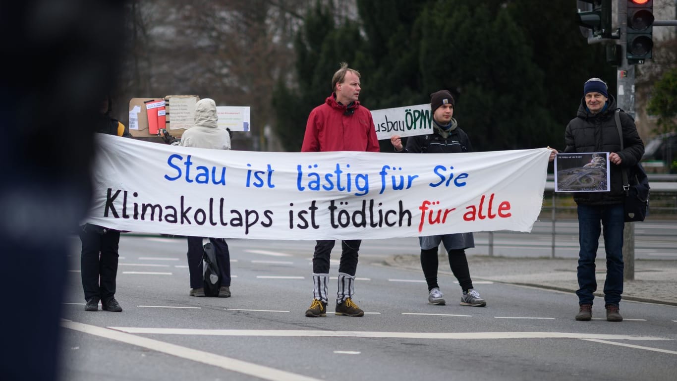 Teilnehmer einer Straßenblockade: Klimaaktivisten am Fritz-Förster-Platz demonstrieren für einen gerechten Klimaschutz in Dresden und im Heidebogen.