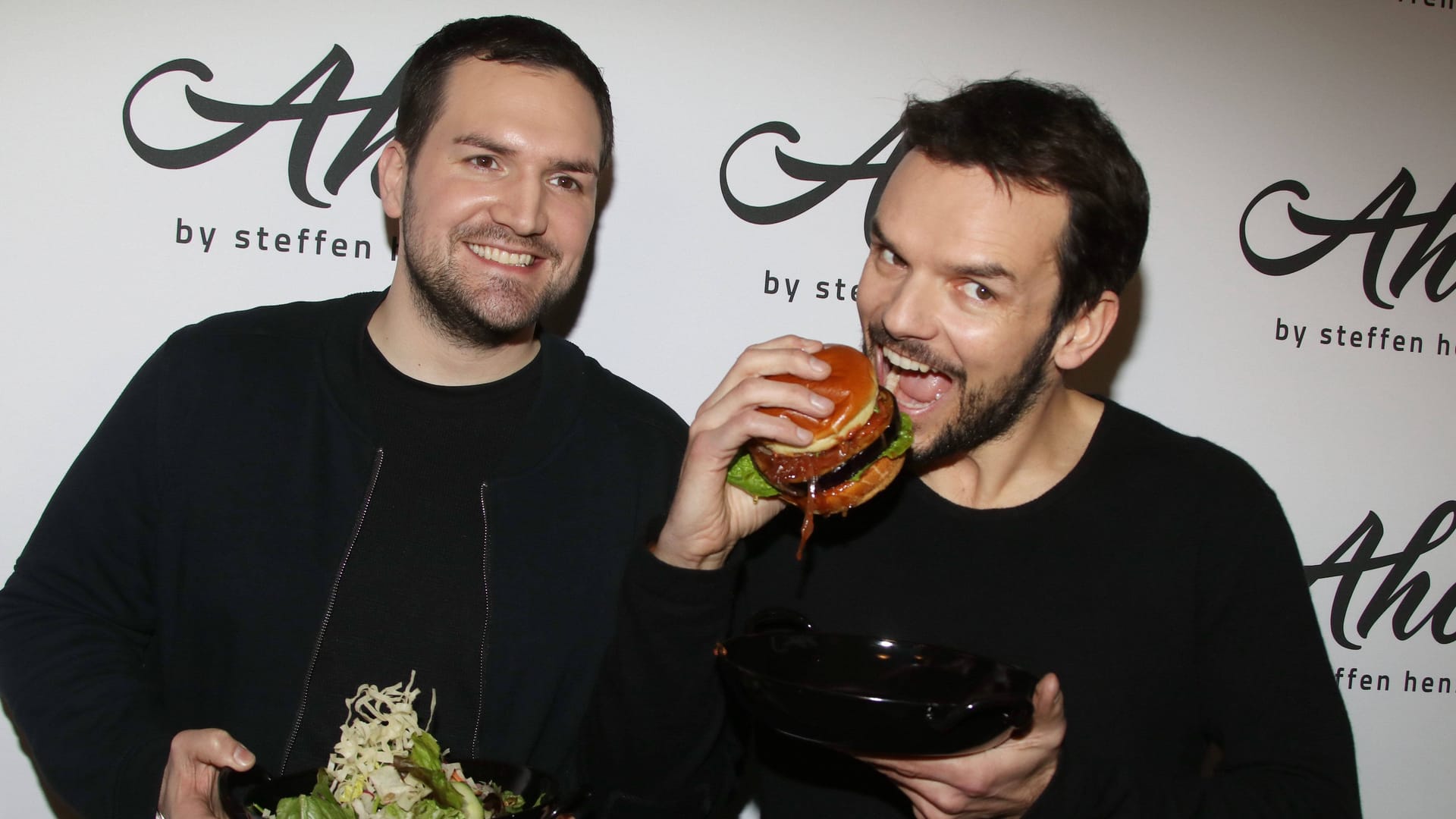 Steffen Henssler und sein Bruder Peter Henssler (l.): Der "Ahoi"-Standort in Bremen fiel bei einer Hygienekontrolle durch.