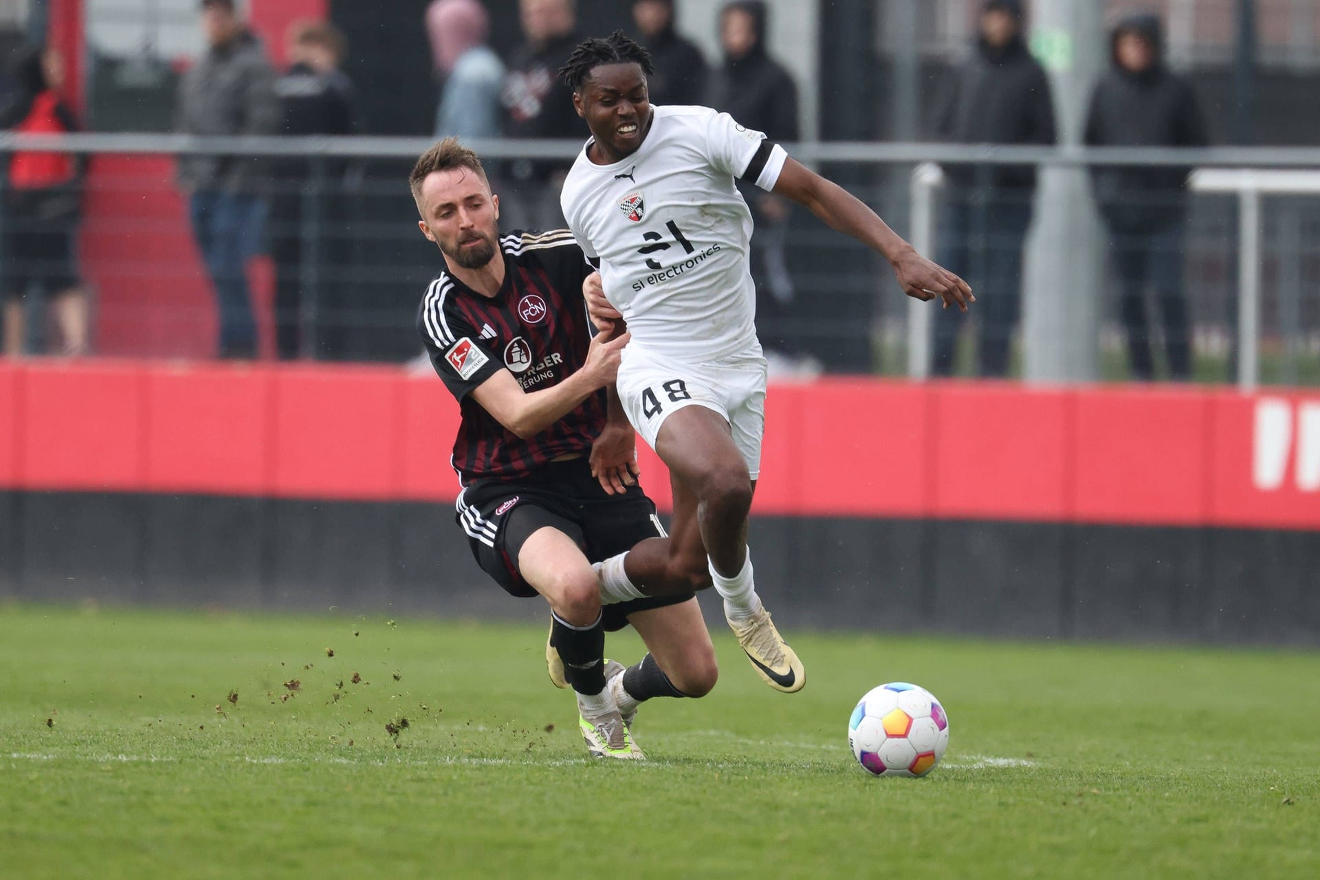 Florian Hübner (l.) gegen Bryang Kayo (r.): Der 1. FC Nürnberg hatte gegen Ingolstadt das Nachsehen.