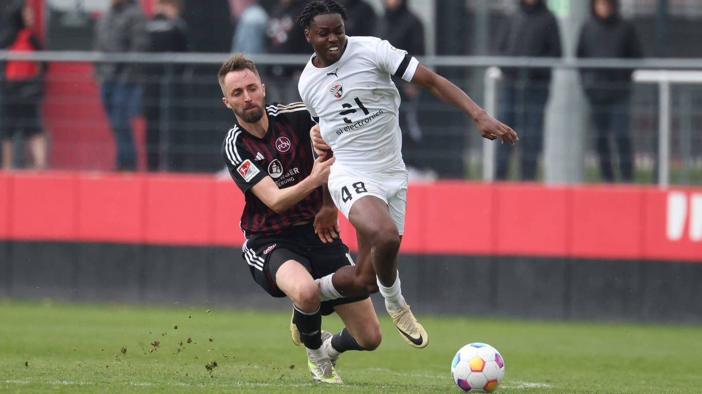 Florian Hübner (l.) gegen Bryang Kayo (r.): Der 1. FC Nürnberg hatte gegen Ingolstadt das Nachsehen.