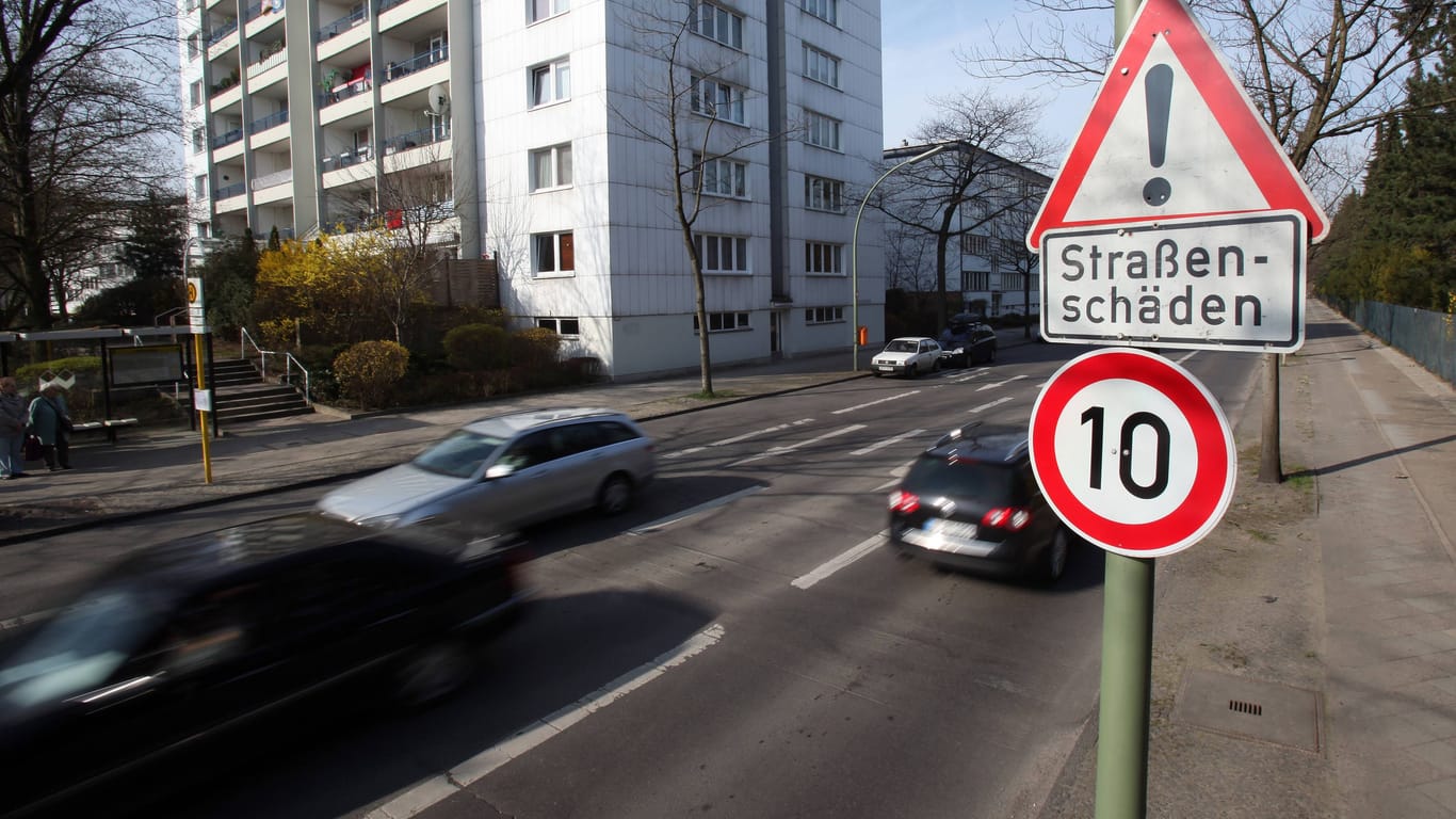 Eine Tempo-10-Zone in Tempelhof (Archivbild): Auf mehreren Straßen in der Hauptstadt gilt deutlich verringerte Geschwindigkeit.