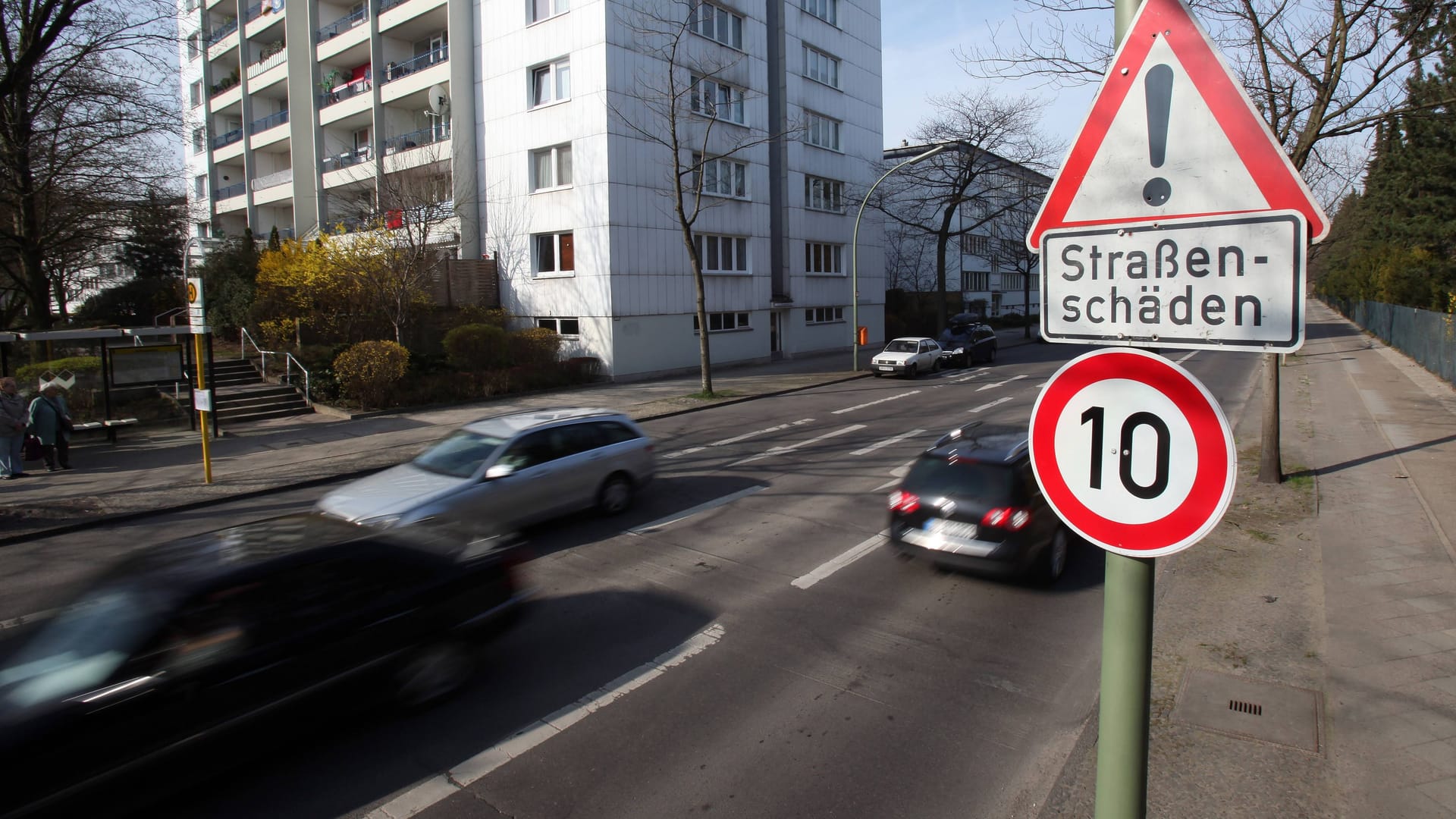Eine Tempo-10-Zone in Tempelhof (Archivbild): Auf mehreren Straßen in der Hauptstadt gilt deutlich verringerte Geschwindigkeit. Eine Tempo-10-Zone in Tempelhof (Archivbild): Auf mehreren Straßen in der Hauptstadt gilt deutlich verringerte Geschwindigkeit.