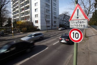 Eine Tempo-10-Zone in Tempelhof (Archivbild): Auf mehreren Straßen in der Hauptstadt gilt deutlich verringerte Geschwindigkeit.