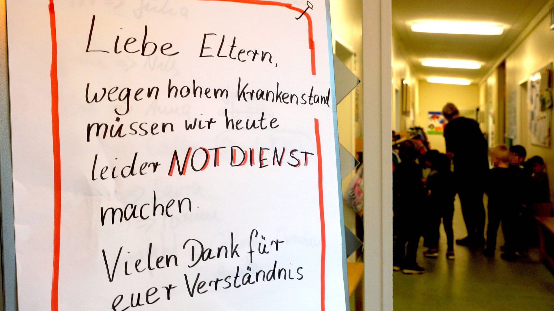 Flipchart im Eingangsflur einer Kindertagesstätte (Archivbild): Wenn Fachkräfte fehlen, können einige Kitas nur noch in den Notbetrieb schalten.