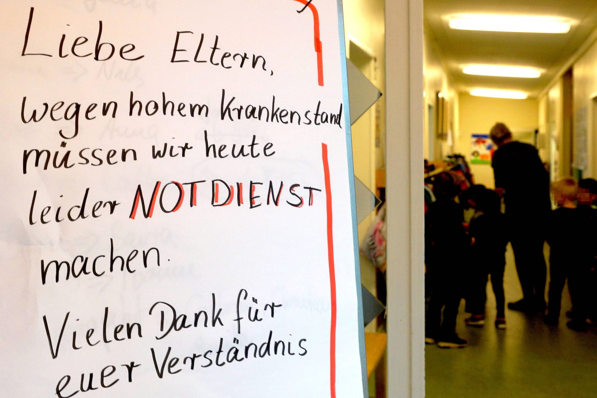 Flipchart im Eingangsflur einer Kindertagesstätte (Archivbild): Wenn Fachkräfte fehlen, können einige Kitas nur noch in den Notbetrieb schalten.