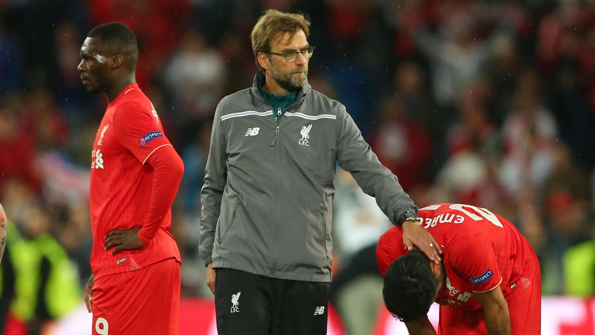 Verpasster Coup: Klopp spendet seinen Spielern nach der Niederlage im Finale der Europa League Trost.