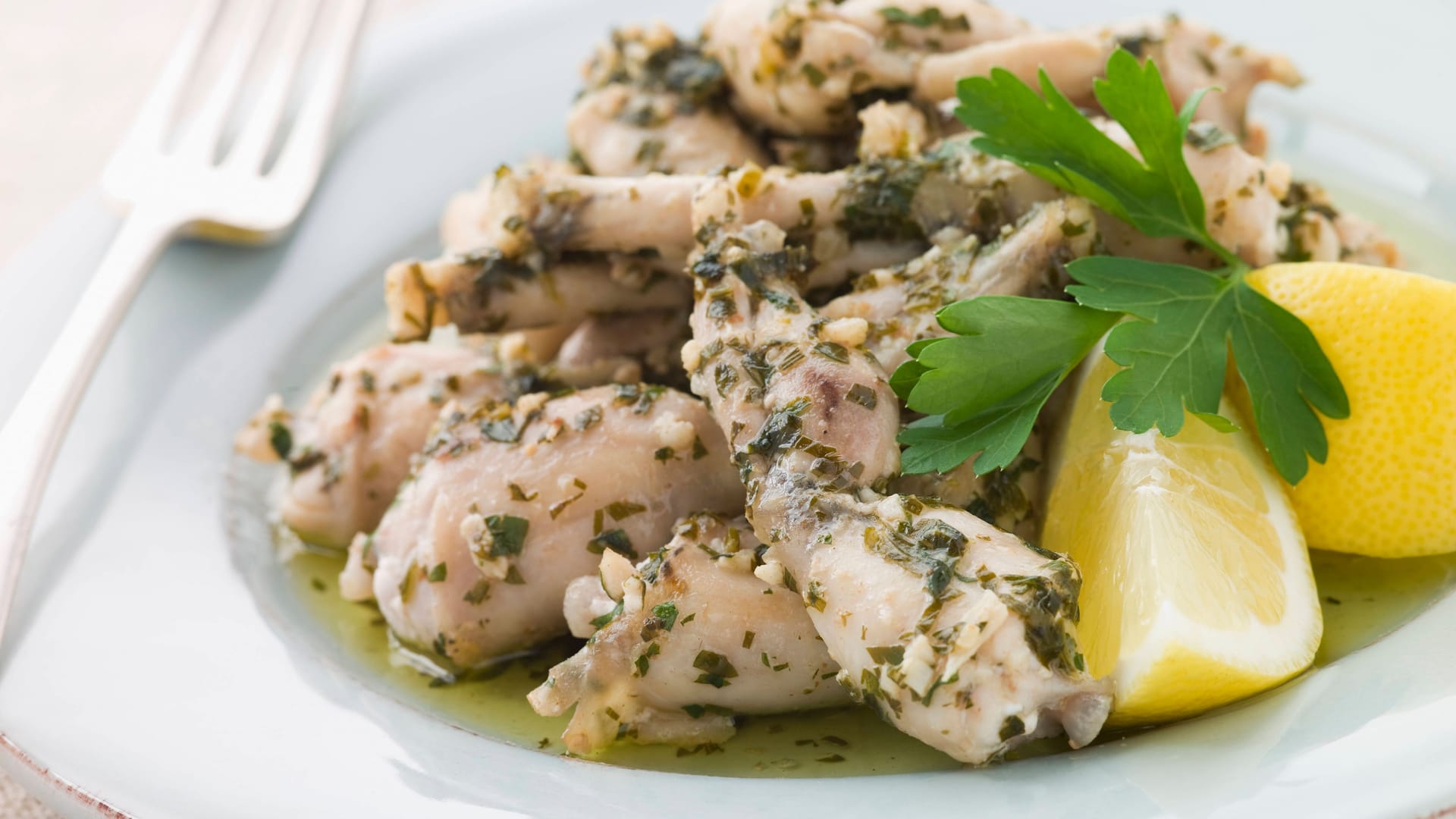 Froschschenkel mit Knoblauch und Butter (Symbolbild): Besonders in Frankreich gilt das Gericht als Delikatesse – doch das ist ein Problem.