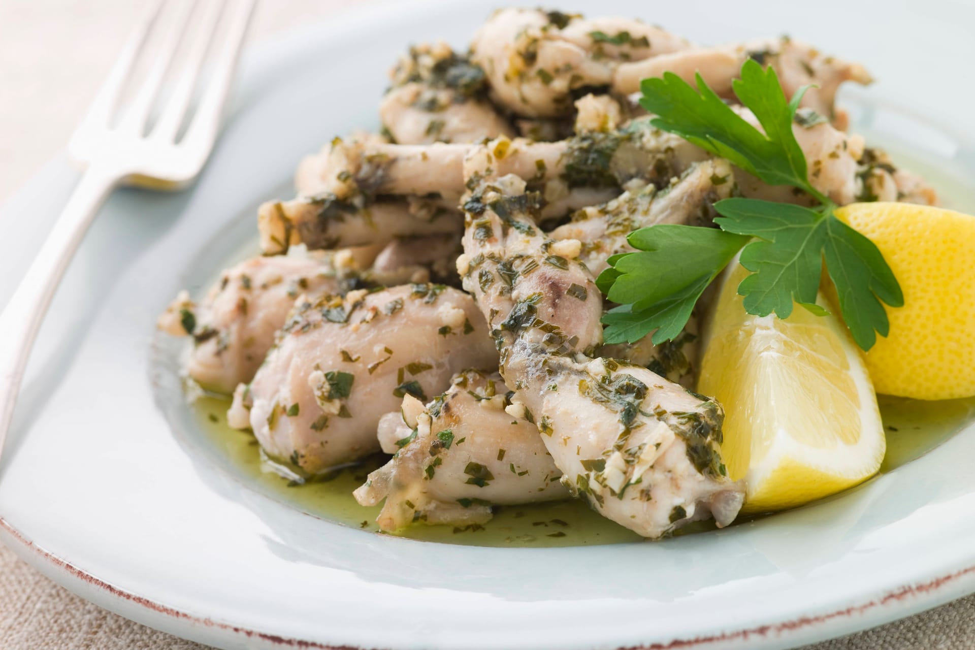 Froschschenkel mit Knoblauch und Butter (Symbolbild): Besonders in Frankreich gilt das Gericht als Delikatesse – doch das ist ein Problem.