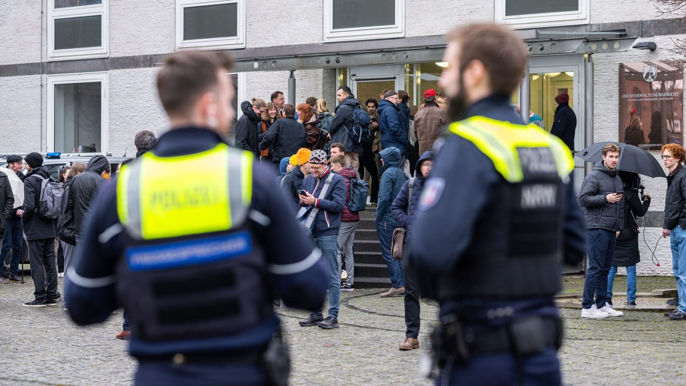 Polizisten und Besucher vor der Tür des Gerichts: Die AfD wollte die Öffentlichkeit zwischenzeitlich ausschließen.